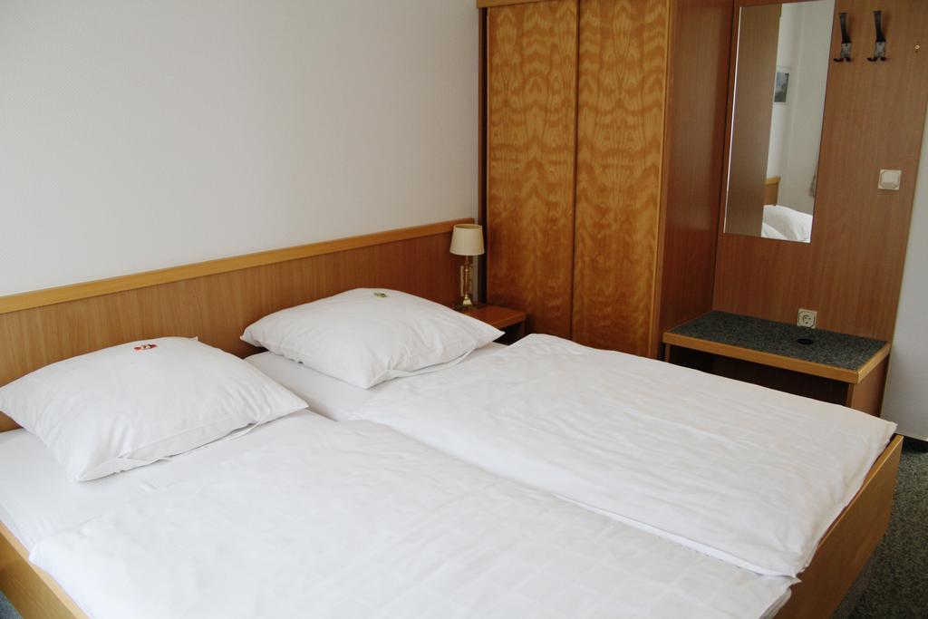 Hotel Alt Oesselse Sarstedt Exterior photo